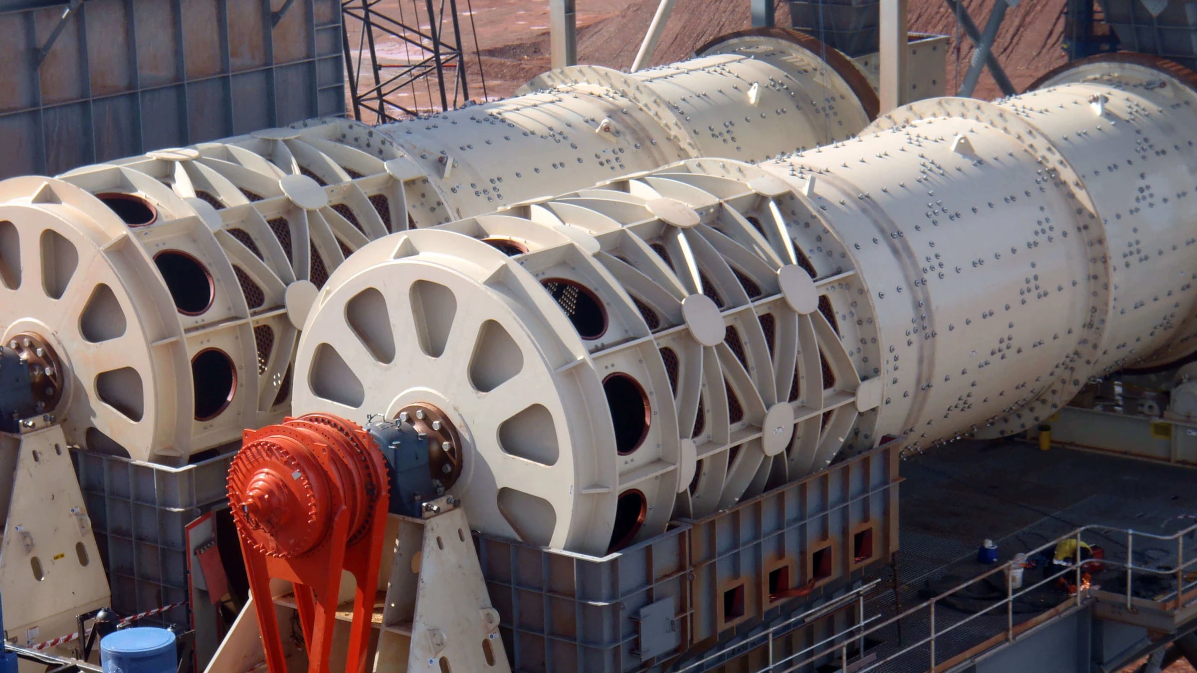 A rotary scrubber washes gravel in a rotating drum to break up clay before screening and recovery.